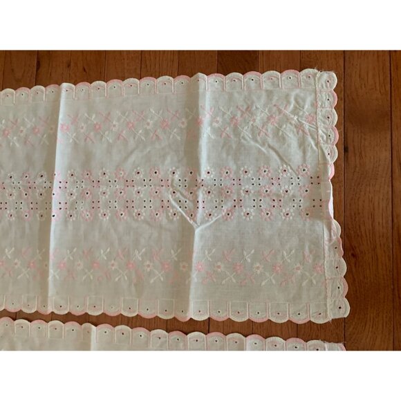 Vintage Embroidered Floral Lace Table Runner Set - White & Pink - 30" x 13" - Picture 3 of 11